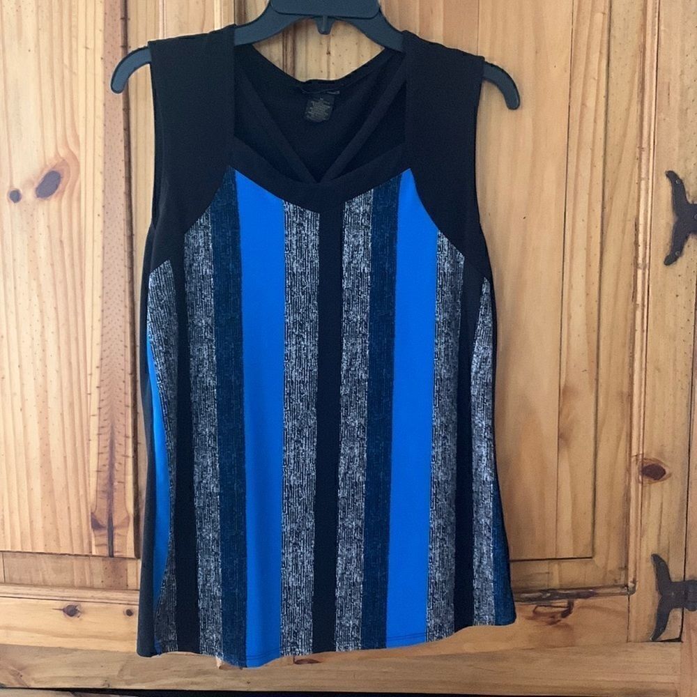 𝅺***** 5 for $25 Susan Lawrence Sleeveless Top with Cutouts